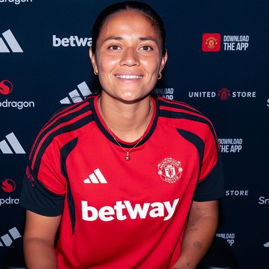 Rebeca Bernal firmando su contrato con el equipo femenil del Manchester United